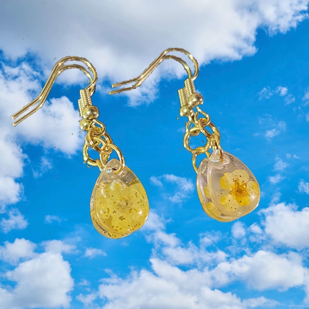 🎉HP🎉Handmade Real Flowers Gold Drop Earrings 🌼